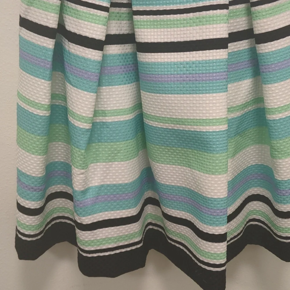 Chic Danny & Nicole Effortless Knee-Length Dress - Cut Out - Pleated  8 Petite - Picture 4 of 14